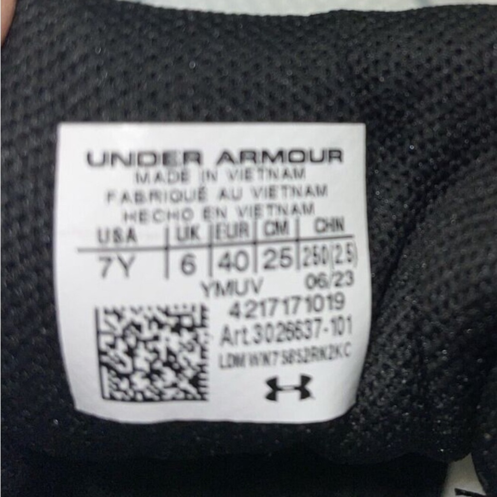 New Under Armour GS Zone
BB 2 Boys Shoe Sneakers Gym
Sports Size 7 3026637-101 - Picture 13 of 13